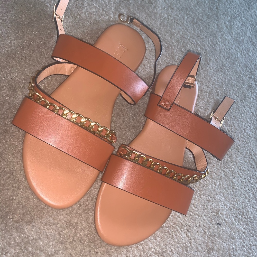 Sandals with chain